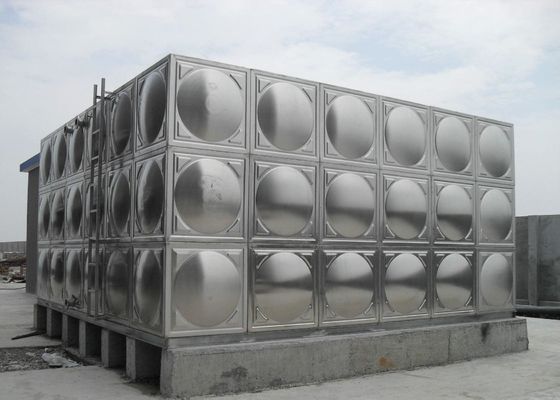 Gepolsterter isolierter Wasserbehälter aus Edelstahl Silberfarbe mit einer Kapazität von 100 Tonnen